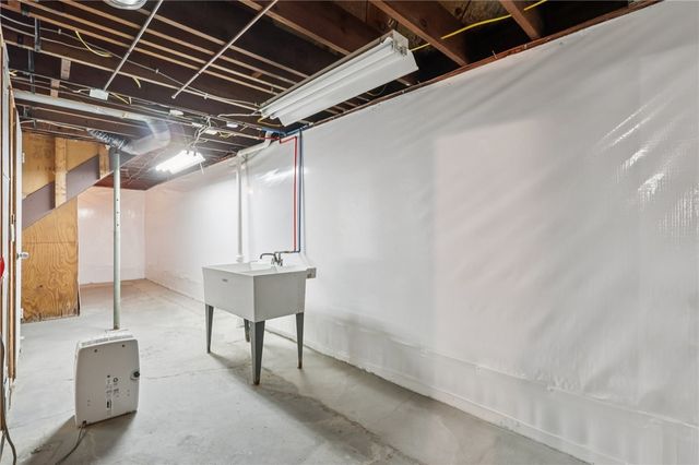 300 Patricia Dr, Ellwood City, PA 16117