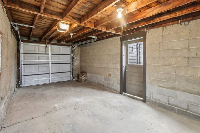 300 Patricia Dr, Ellwood City, PA 16117