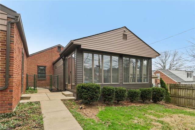 300 Patricia Dr, Ellwood City, PA 16117