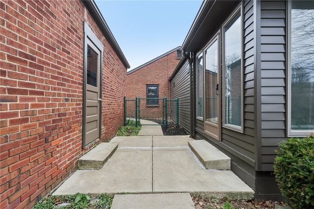 300 Patricia Dr, Ellwood City, PA 16117