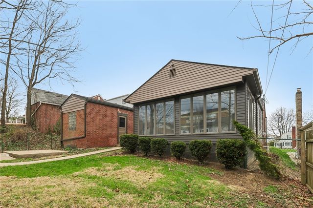 300 Patricia Dr, Ellwood City, PA 16117