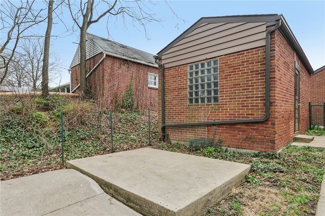 300 Patricia Dr, Ellwood City, PA 16117