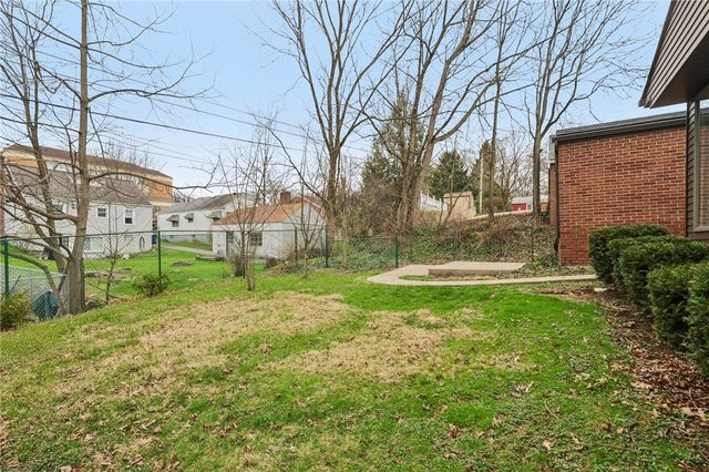 300 Patricia Dr, Ellwood City, PA 16117