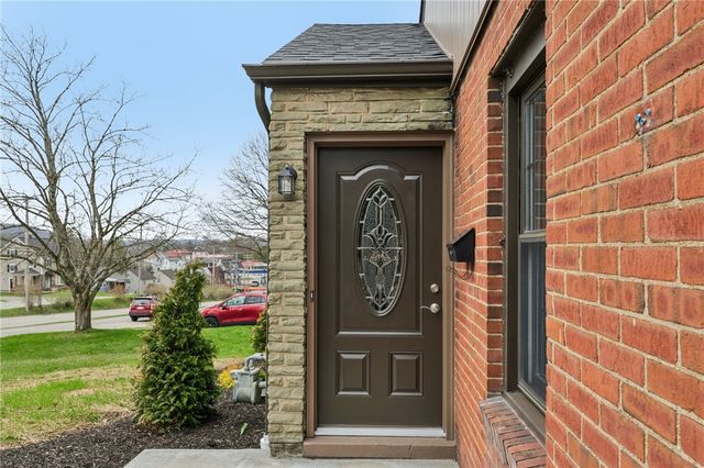 300 Patricia Dr, Ellwood City, PA 16117