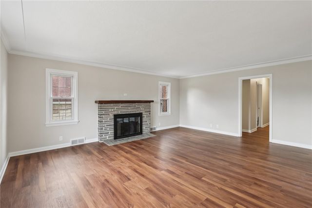 300 Patricia Dr, Ellwood City, PA 16117