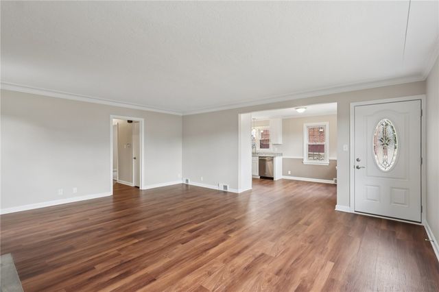 300 Patricia Dr, Ellwood City, PA 16117