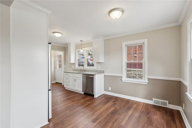 300 Patricia Dr, Ellwood City, PA 16117