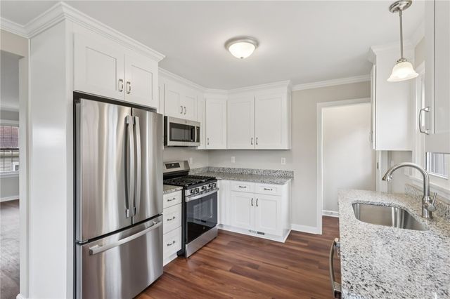 300 Patricia Dr, Ellwood City, PA 16117