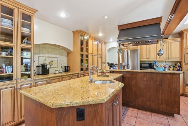 949 Pleasant Hill Road, Redwood City, CA 94061