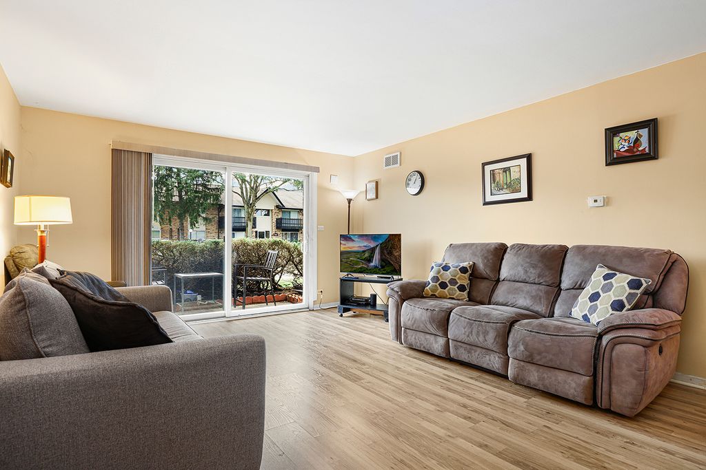 5A Kingery Quarter 5-104, Willowbrook, IL 60527 — photo 2