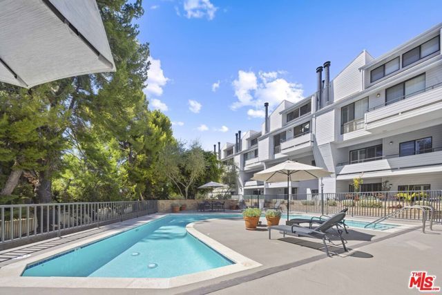 13331 Moorpark Street 318, Sherman Oaks, CA 91423