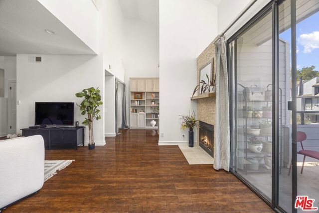 13331 Moorpark Street 318, Sherman Oaks, CA 91423