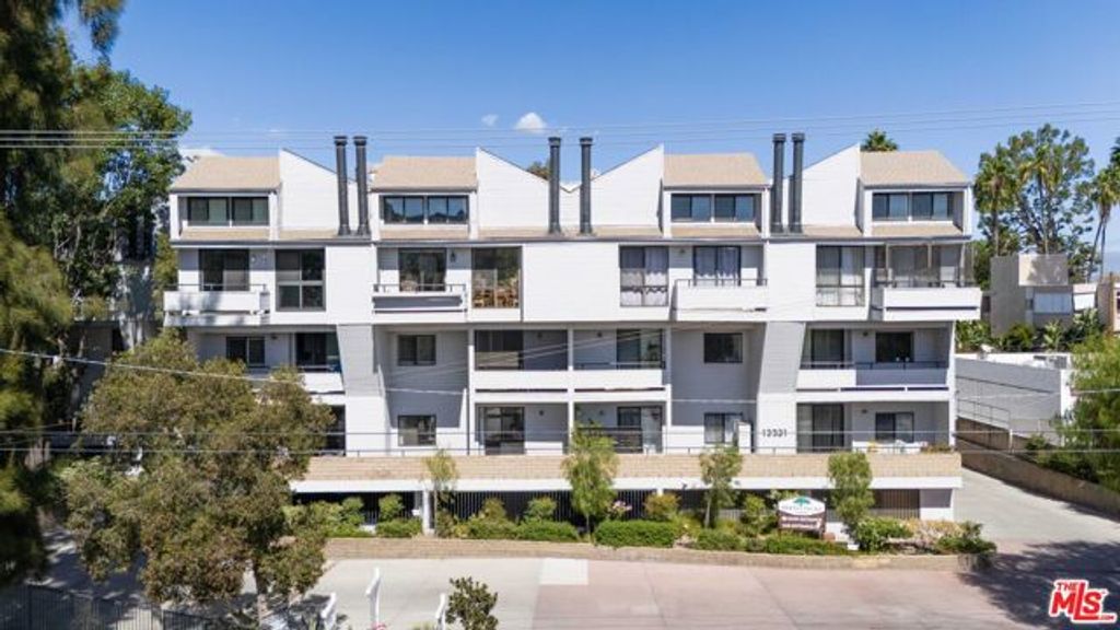 13331 Moorpark Street 318, Sherman Oaks, CA 91423