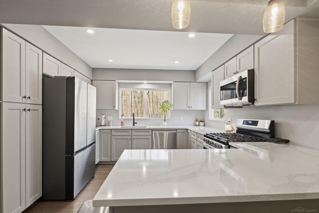 3645 W Surrey Lane, Fort Gratiot, MI 48059