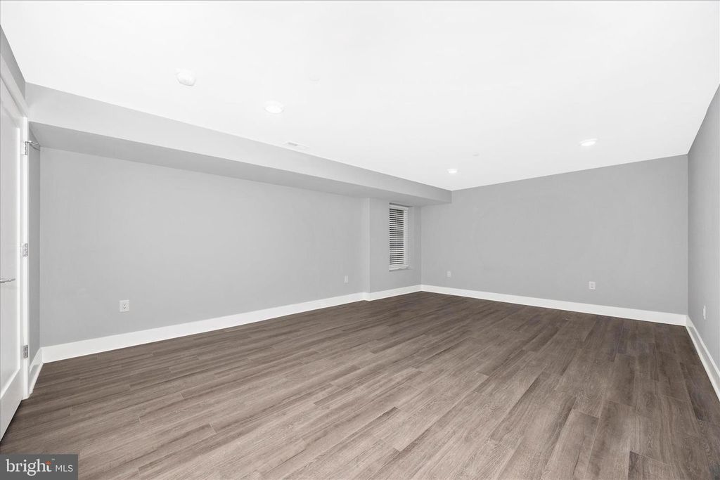 Image 38 of property listing at 4110 WESTON DR, Knoxville, MD 21758