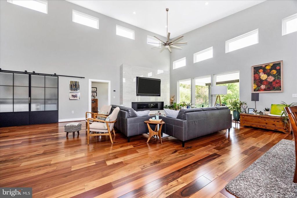 Image 7 of property listing at 4110 WESTON DR, Knoxville, MD 21758