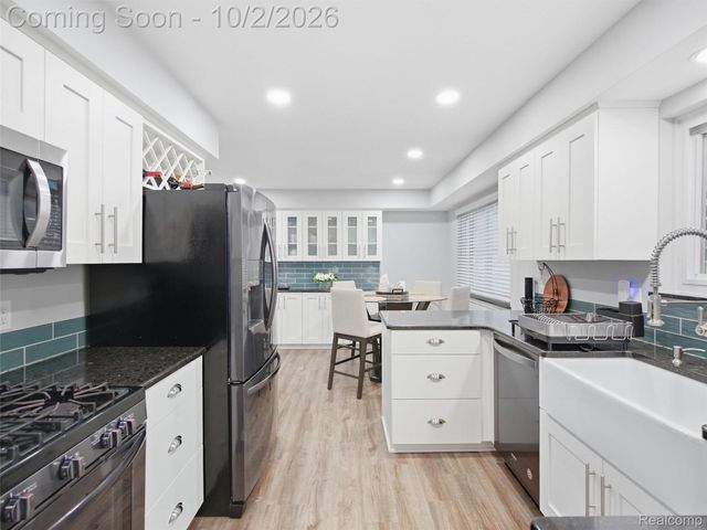 27901 Grobbel Drive, Warren, MI 48092