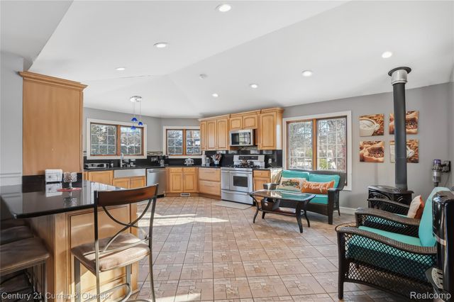 230 Hampshire Court, Dearborn, MI 48124