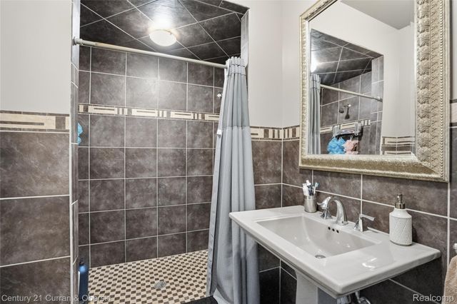 230 Hampshire Court, Dearborn, MI 48124