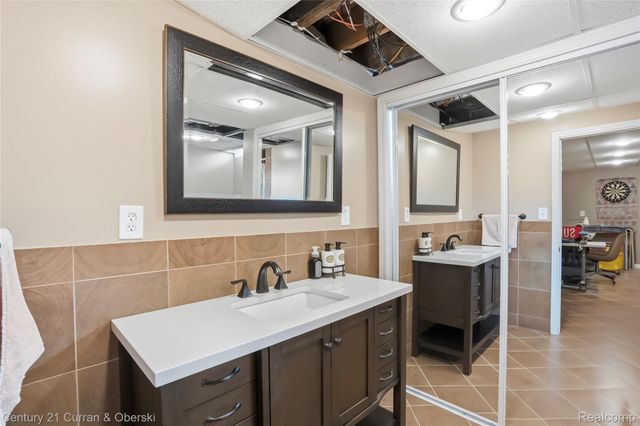 230 Hampshire Court, Dearborn, MI 48124