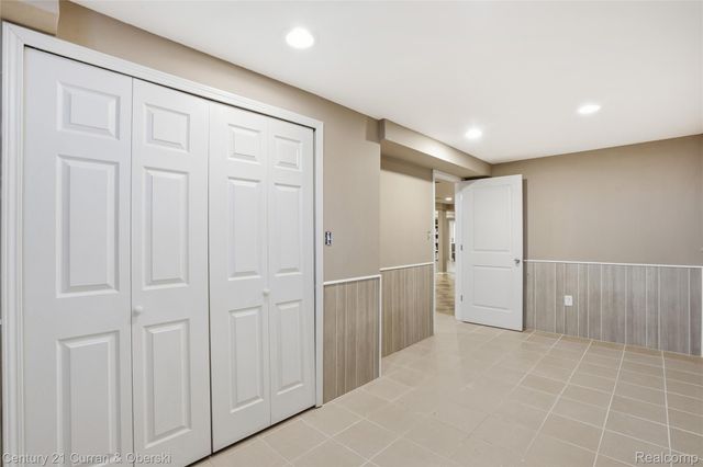 230 Hampshire Court, Dearborn, MI 48124