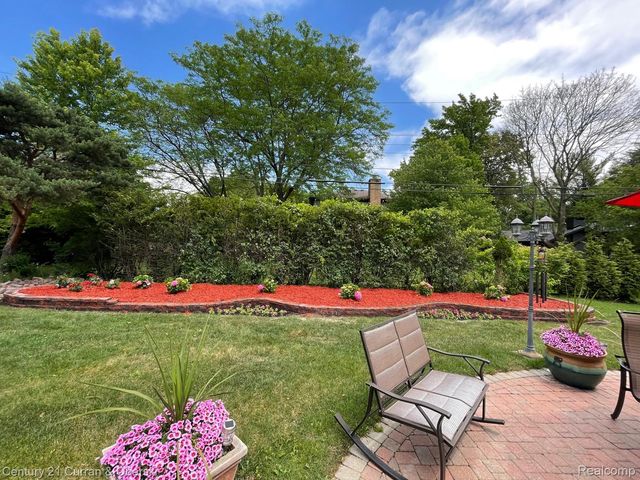 230 Hampshire Court, Dearborn, MI 48124