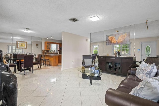847 W 34th St, Hialeah, FL 33012