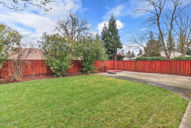 5540 Tierra Gardens Ln, Carmichael, CA 95608