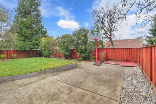 5540 Tierra Gardens Ln, Carmichael, CA 95608