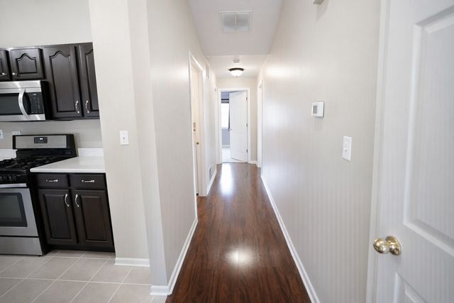 1084 Parkhill Circle 1084, Aurora, IL 60502