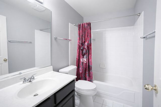 1084 Parkhill Circle 1084, Aurora, IL 60502