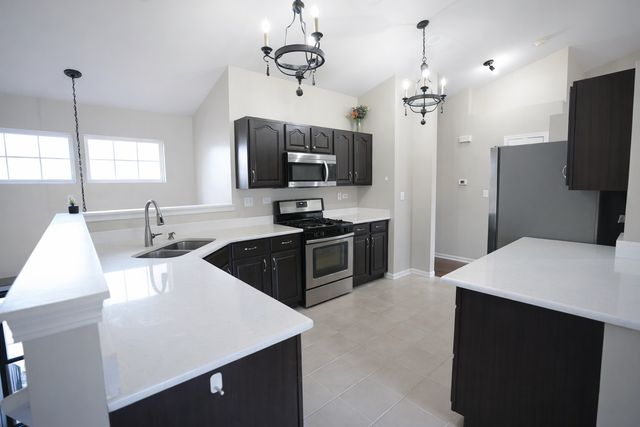 1084 Parkhill Circle 1084, Aurora, IL 60502