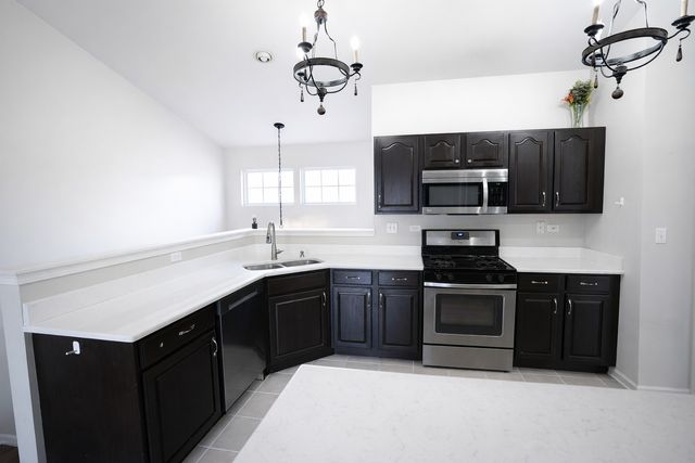 1084 Parkhill Circle 1084, Aurora, IL 60502