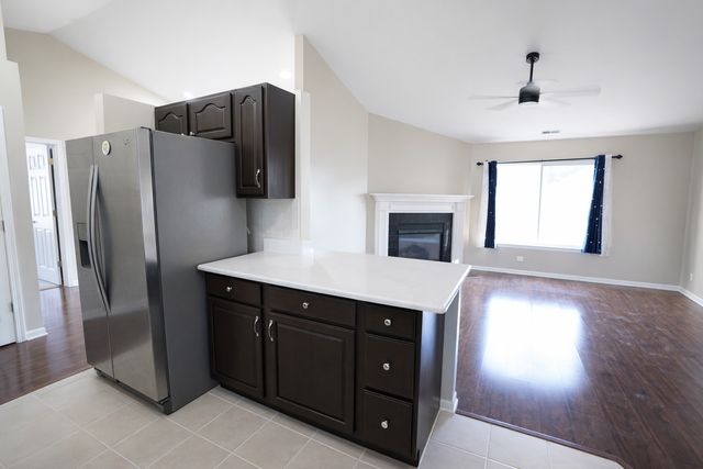 1084 Parkhill Circle 1084, Aurora, IL 60502