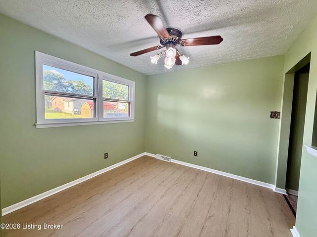 1047 Red Bird Ct, Shelbyville, KY 40065