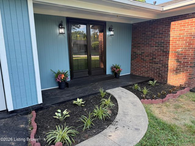 1047 Red Bird Ct, Shelbyville, KY 40065