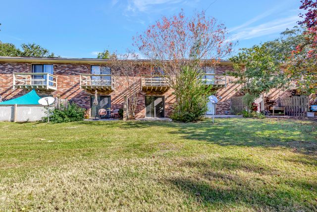 309 St Charles Court, Charleston, SC 29407