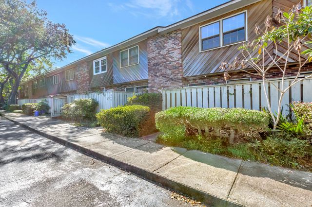 309 St Charles Court, Charleston, SC 29407