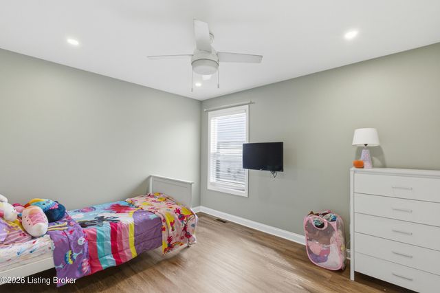 12004 Longview Farm Dr, Louisville, KY 40299