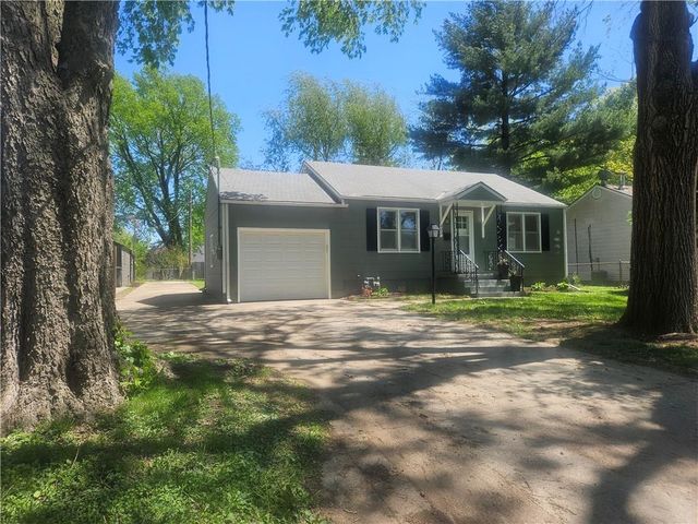 402 SW 17th Street, Blue Springs, MO 64015