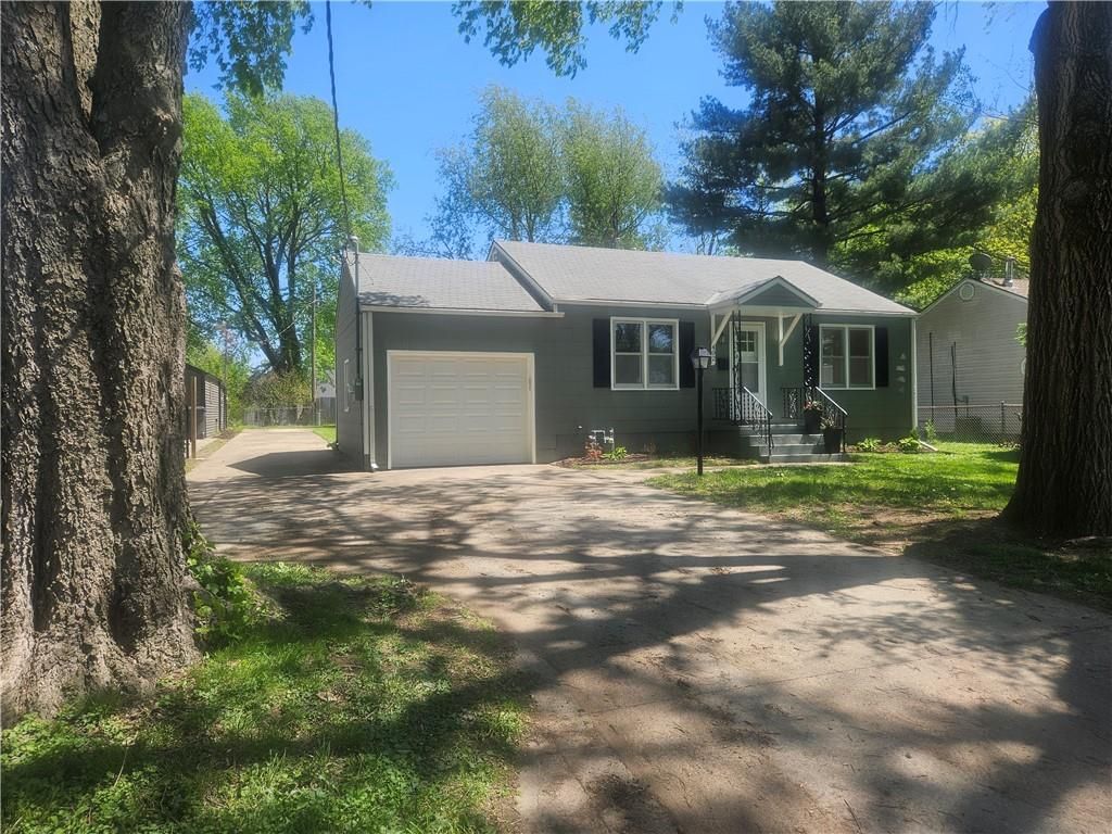 402 SW 17th Street, Blue Springs, MO 64015