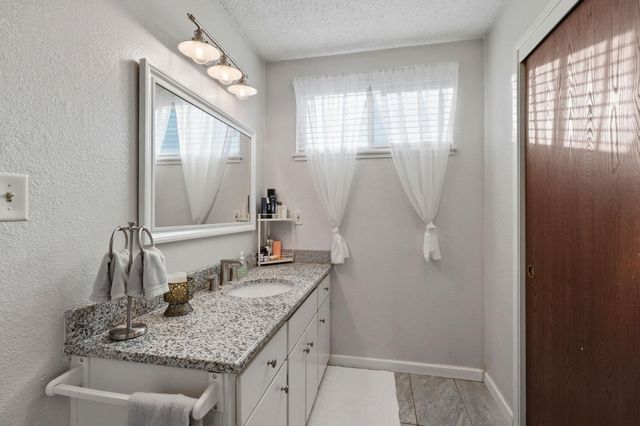 811 Hacienda Ave, Manteca, CA 95336