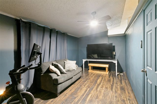 10900 Pikes Peak, Venus, TX 76084