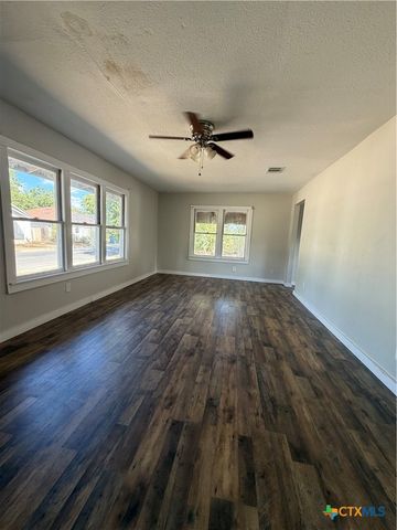 935 Campbell Street, Seguin, TX 78155