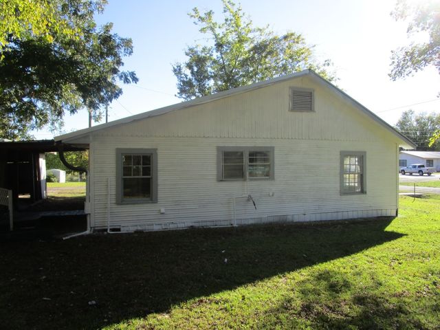 801 W Pierce Street, Clarksville, TX 75426