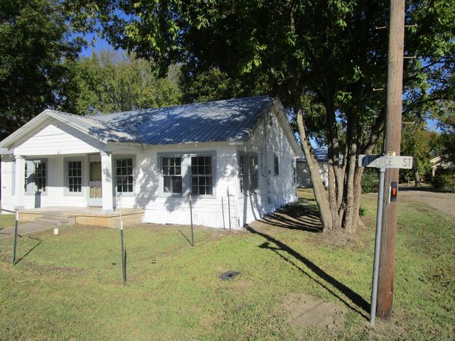 801 W Pierce Street, Clarksville, TX 75426