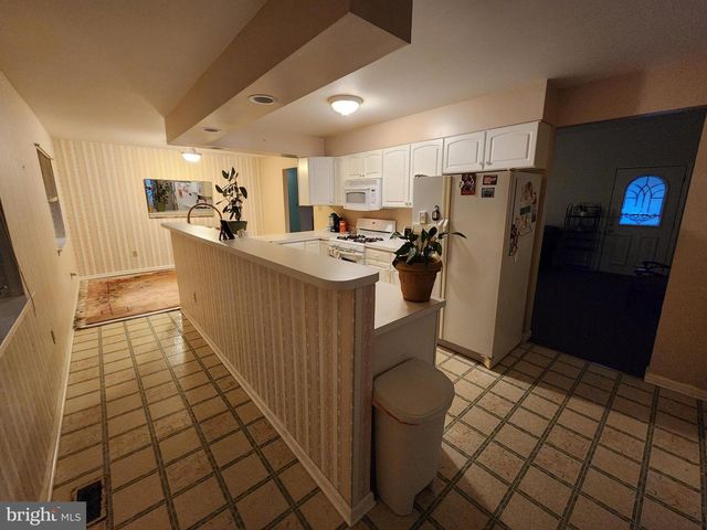 22 THEODORE AVE, Maple Shade, NJ 08052