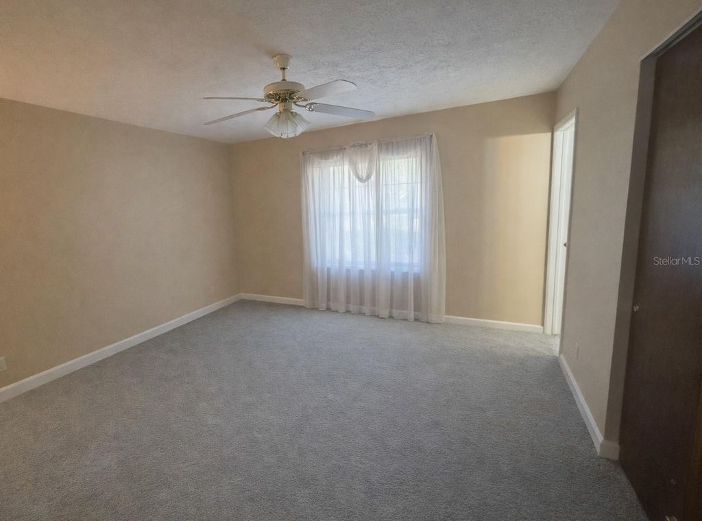 Image 8 of property listing at 8212 STONER WOODS DRIVE, Riverview, FL 33569