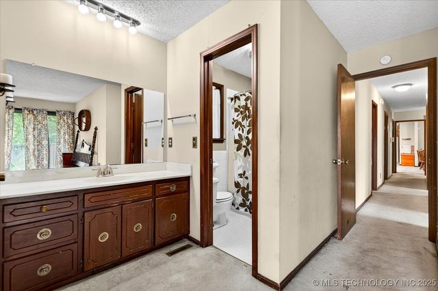 1329 Oakdale Drive, Bartlesville, OK 74006