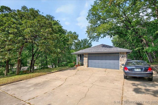 1329 Oakdale Drive, Bartlesville, OK 74006